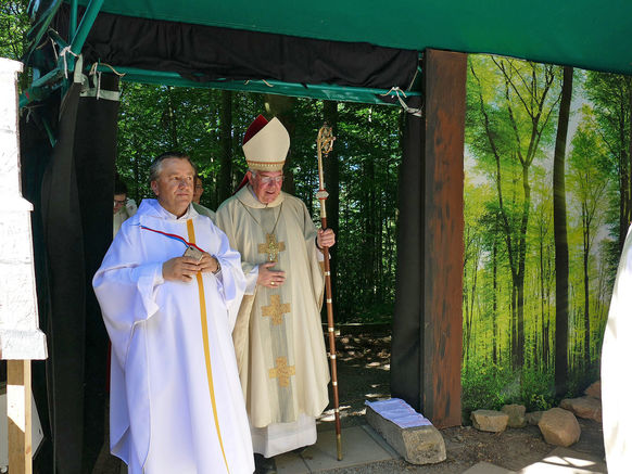 Festgottesdienst zum 1.000 Todestag des Heiligen Heimerads auf dem Hasunger Berg (Foto: Karl-Franz Thiede) Festgottesdienst zum 1.000 Todestag des Heiligen Heimerads auf dem Hasunger Berg (Foto: Karl-Franz Thiede)